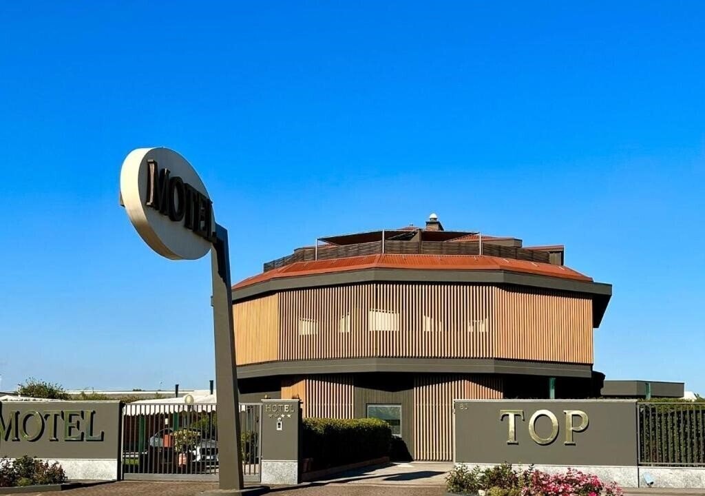 Отель Hotel Motel Top Cusago 4*