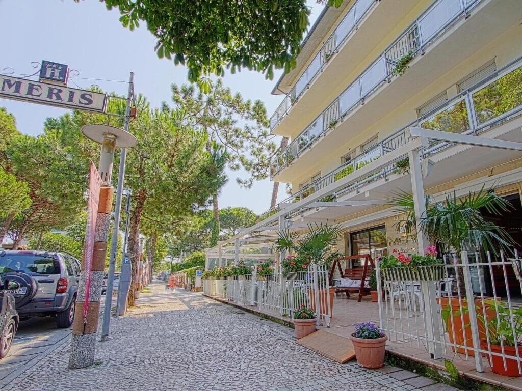 Готель Meris Hotel 3*