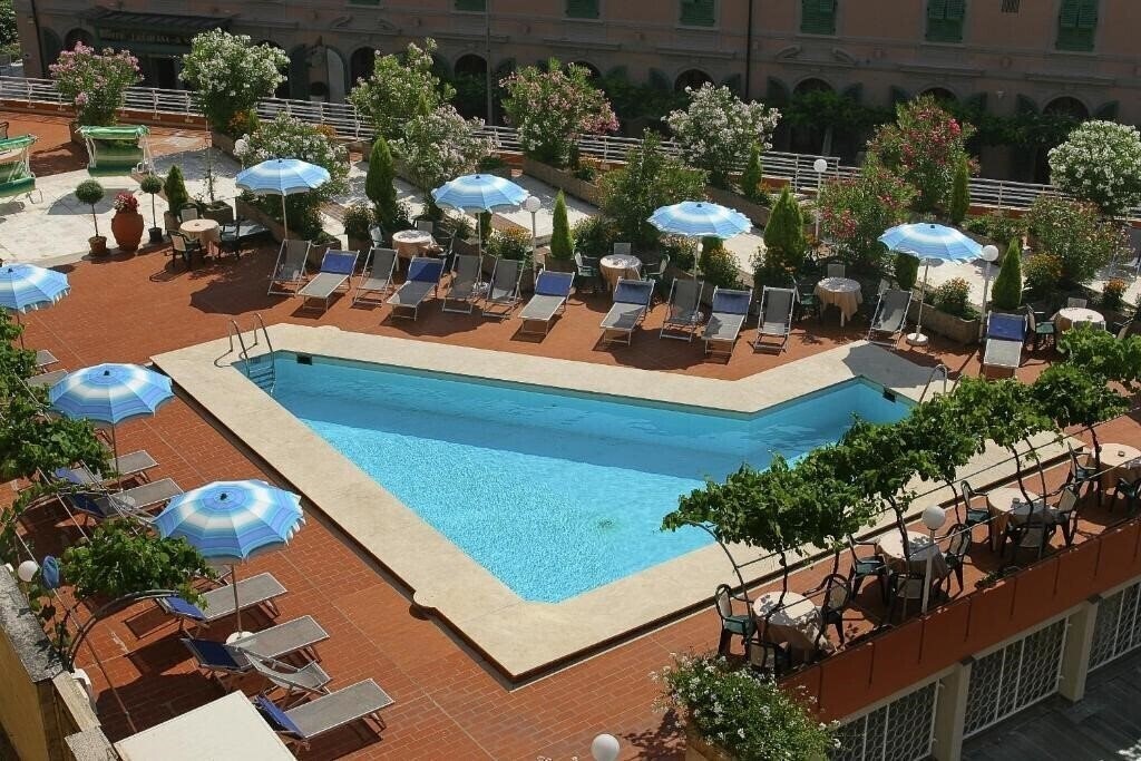 Отель Grand Hotel Plaza 4*
