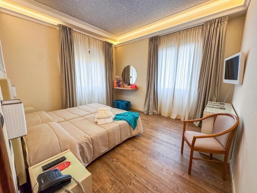 Картинка Ariston 4*
