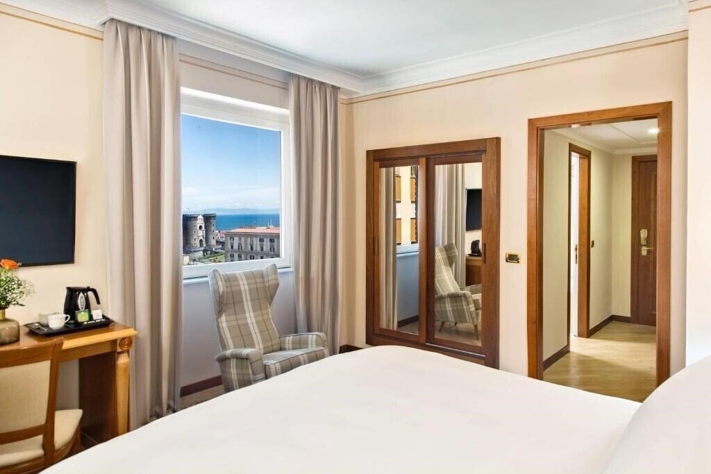 Фото Renaissance Naples Hotel Mediterraneo 4*