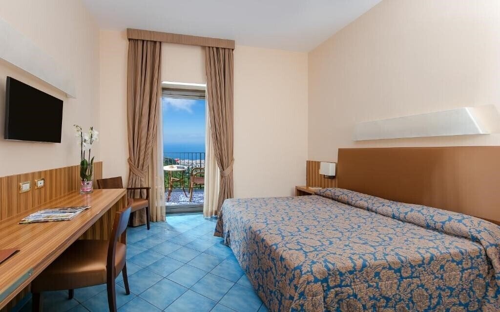 Фото Due Golfi Grand Hotel (Massa Lubrense) 4*