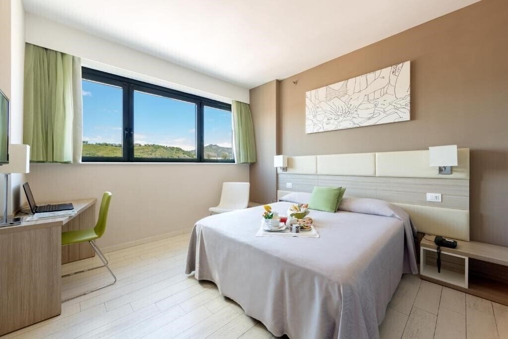 Готель Cristina (Napoli) 3*