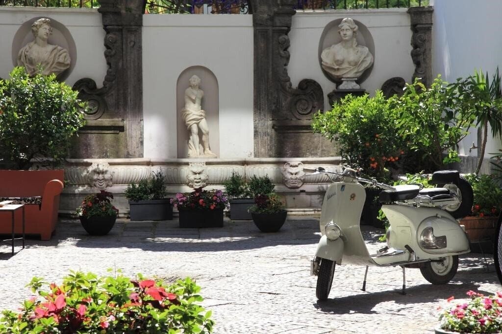 Отель Piazza Bellini 3*
