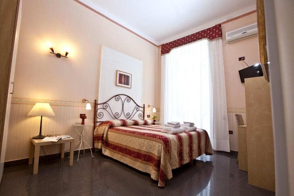 Отель Medinaples 3*