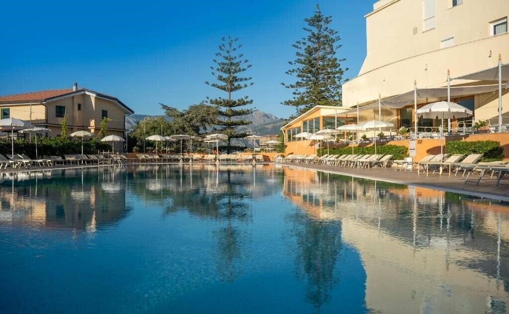 Готель Grand Hotel Vesuvio 5*