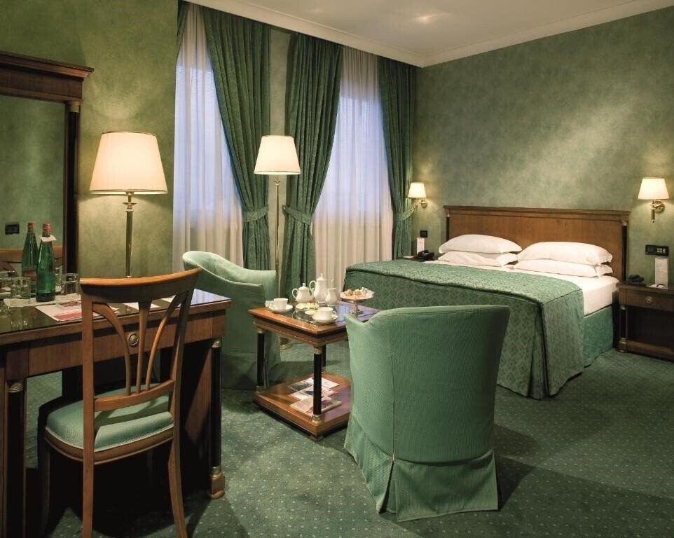 Отель Ramada Naples 4*