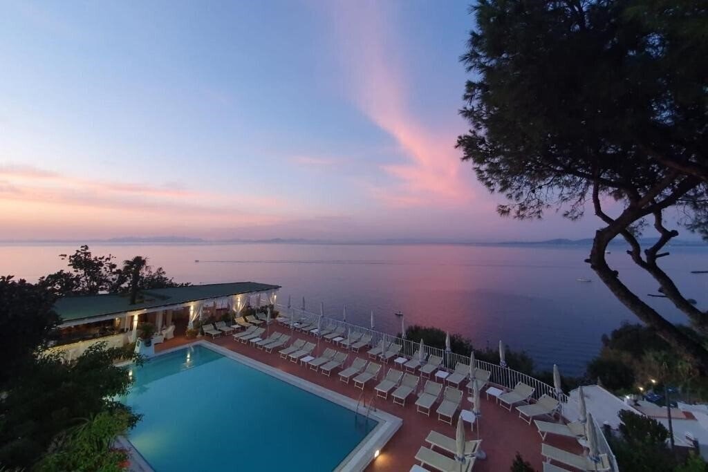 Отель Le Querce 4*