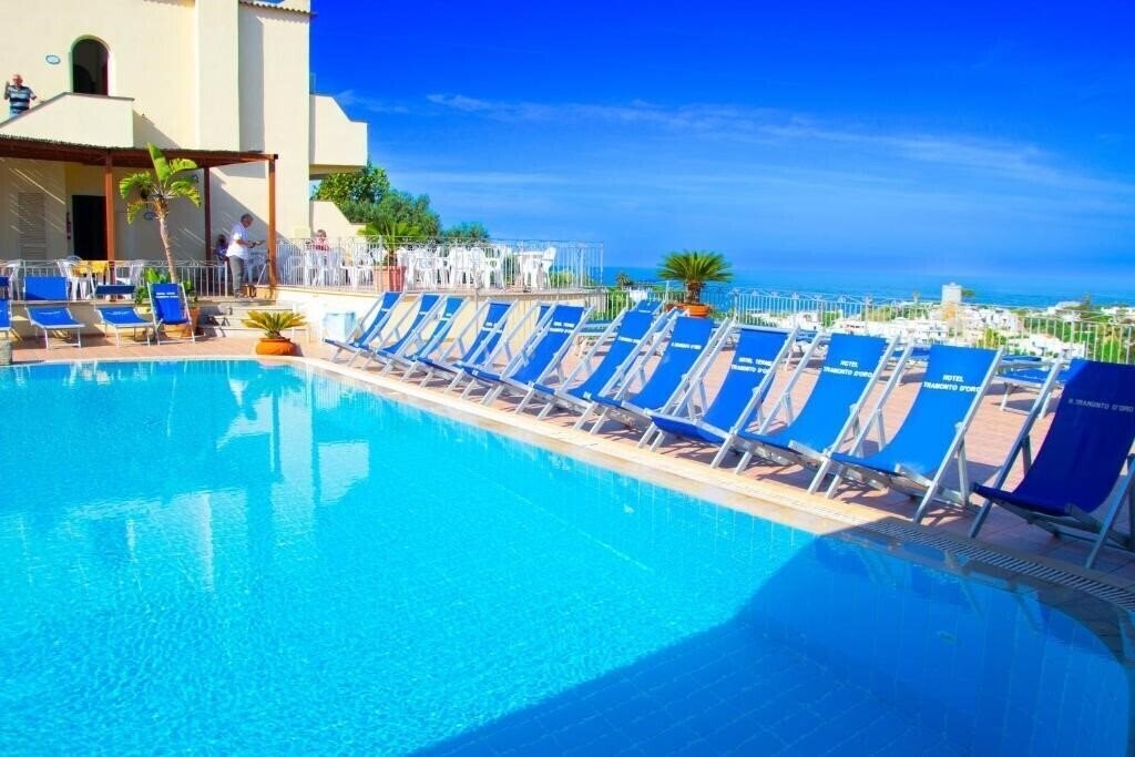 Готель Tramonto D`Oro 4*