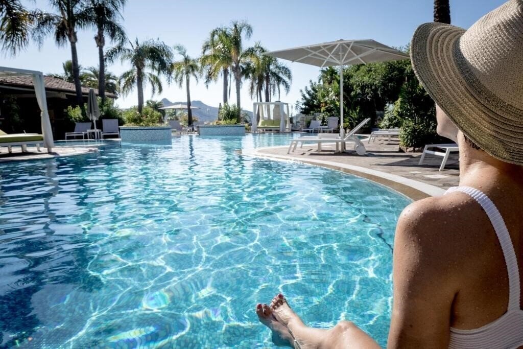 Готель Cruccuris Resort 4*