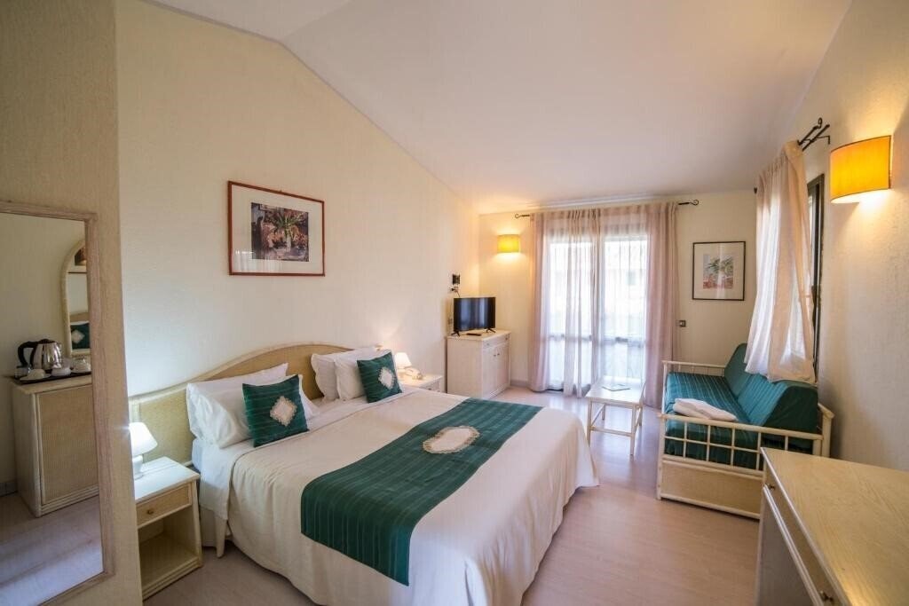 Фото Hotel Albaruja 4*