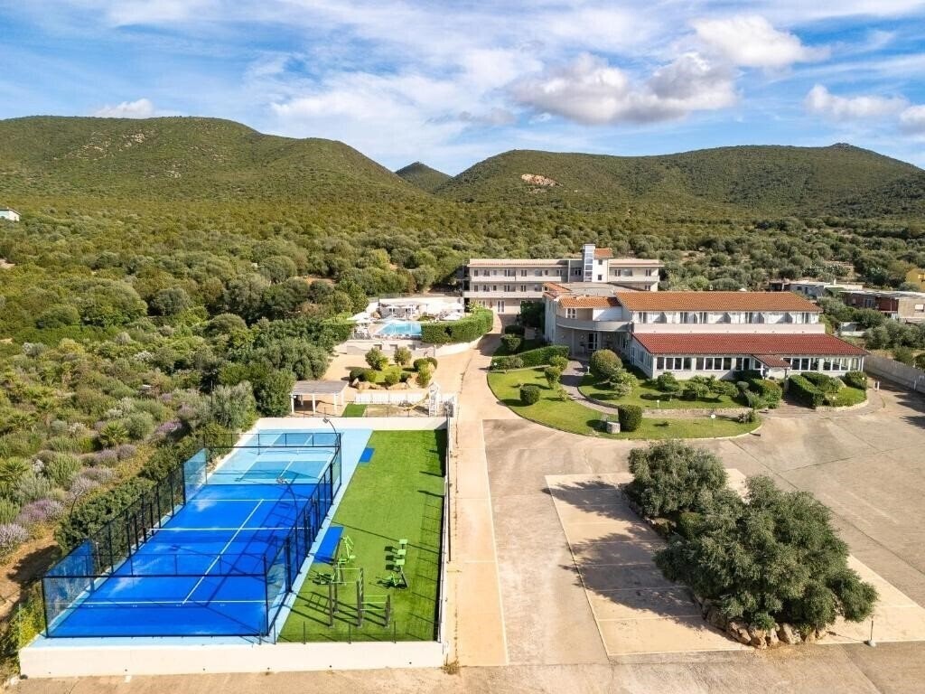 Готель Lu' Hotel Porto Pino 3*