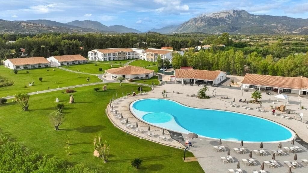 Готель S'arena Beach Hotel 4*