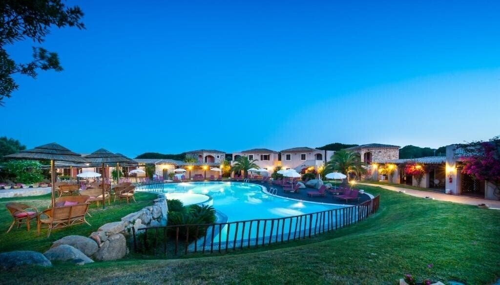 Готель S'Incantu Resort Villasimius 3*