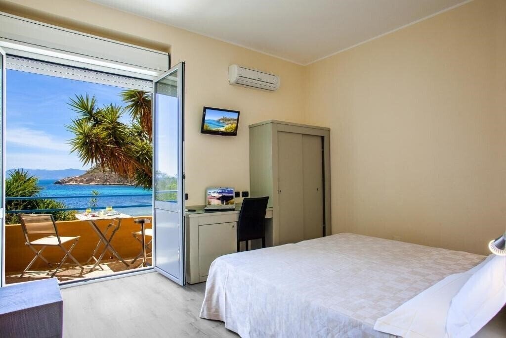 Отель Calamosca Hotel 3*