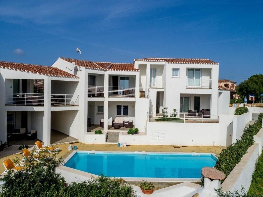 Отель Caneis Apartments 4*