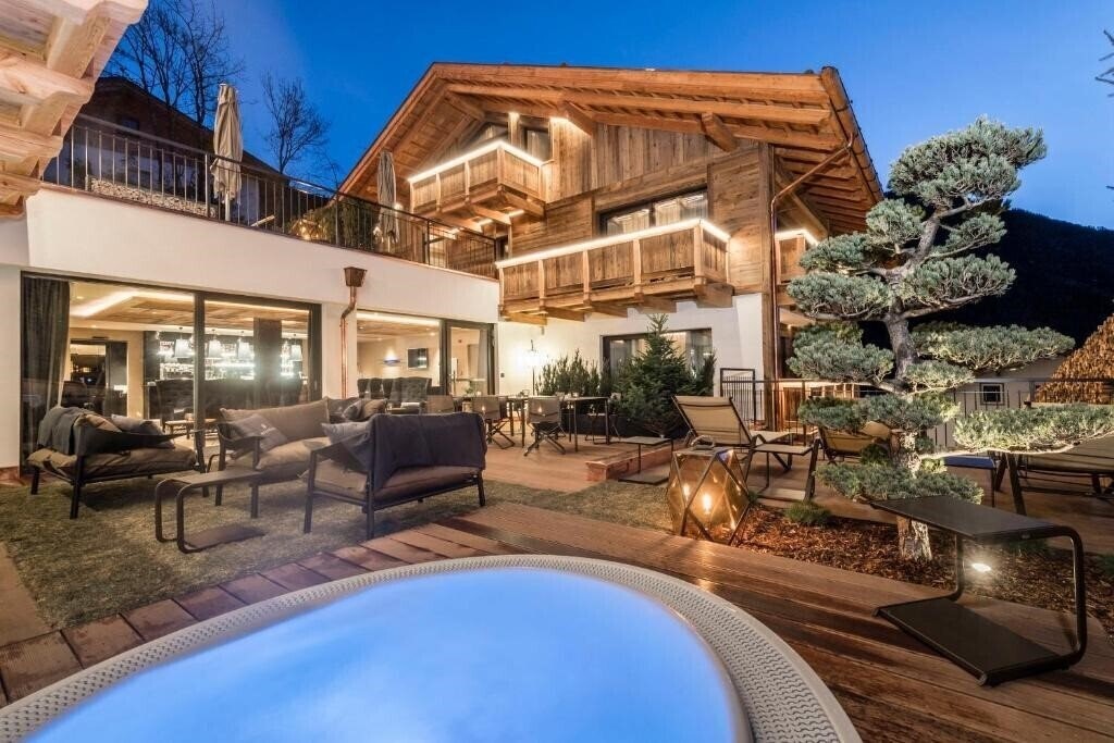 Готель Hotel Montchalet 5*