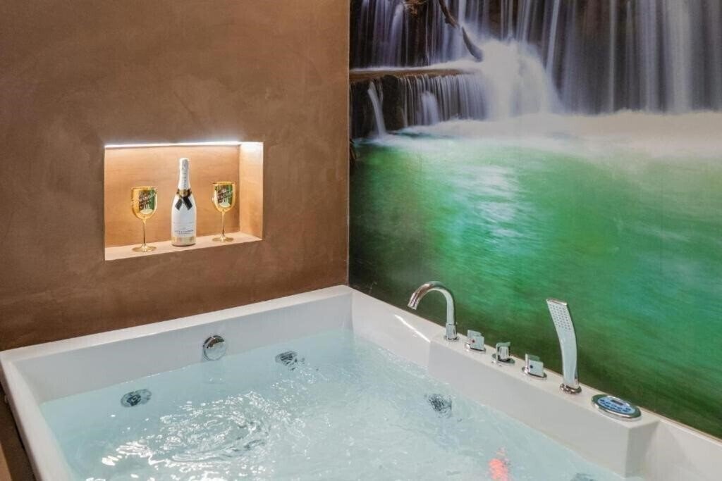 Отель Luxury Suite 3*