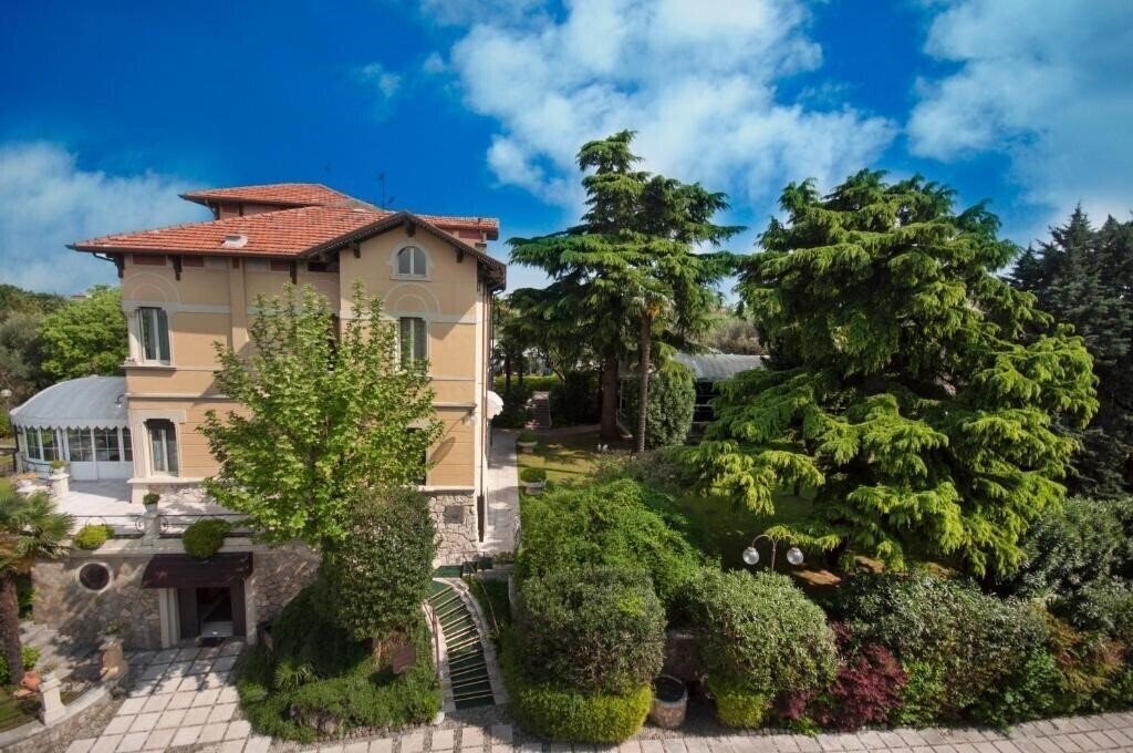 Отель Villa Maria Hotel & Residence (Desenzano) 4*