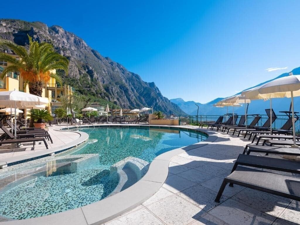 Отель Hotel Cristina (Limone Sul Garda) 3*