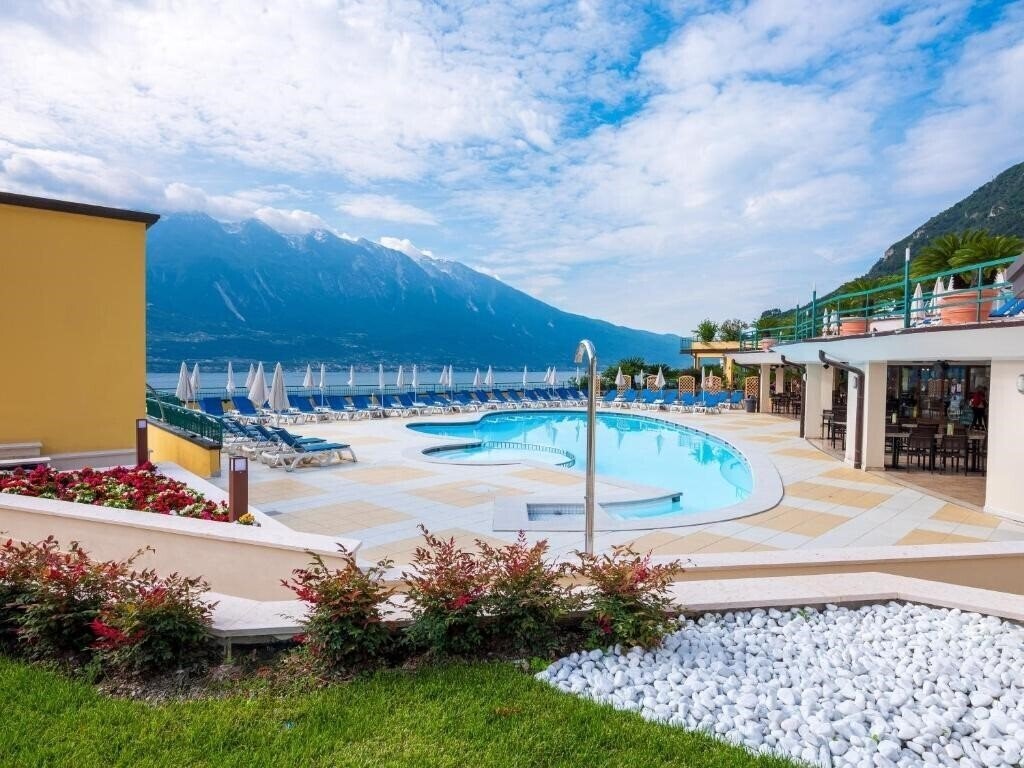 Фото Hotel Cristina (Limone Sul Garda) 3*