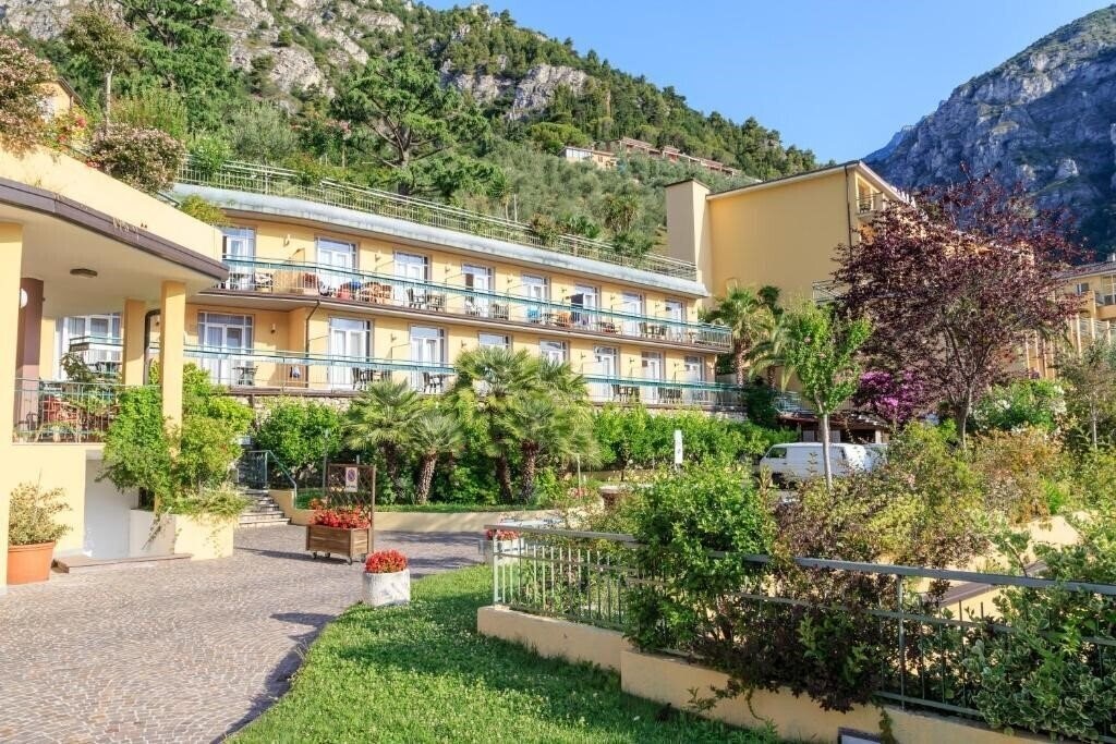Фото San Pietro Hotel (Limone) 4*