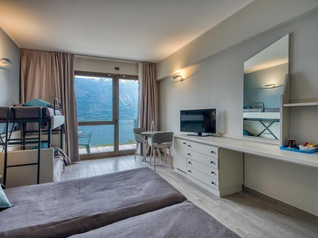 Фотографія San Pietro Hotel (Limone) 4*