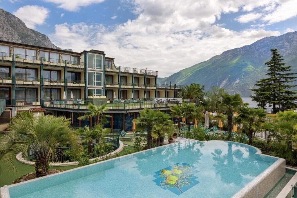 Готель Alexander (Limone) 4*