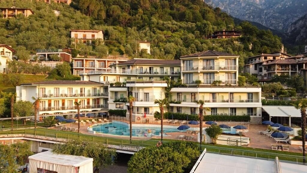 Фото Royal Village (Limone sul Garda) 4*