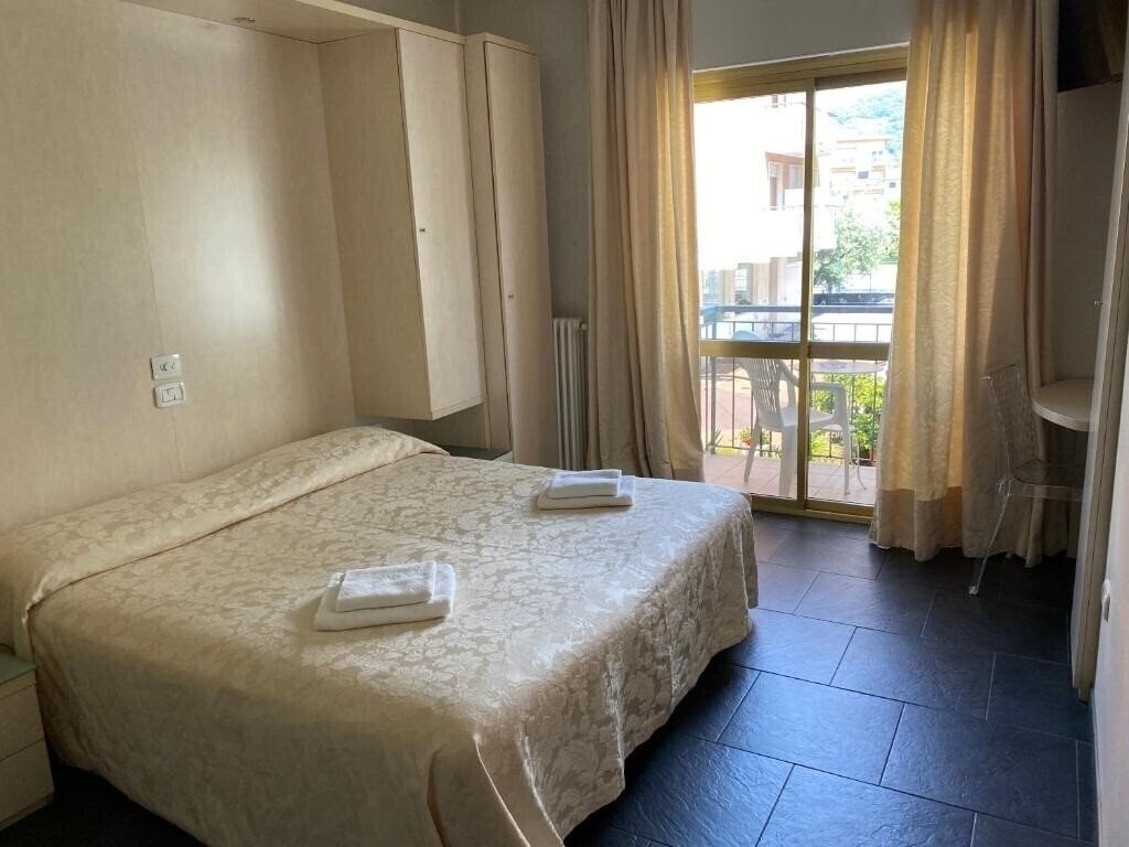 Готель Hotel La Perla 3*