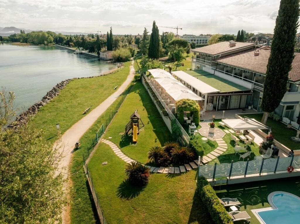 Отель Hotel Aquila D'oro Desenzano 4*