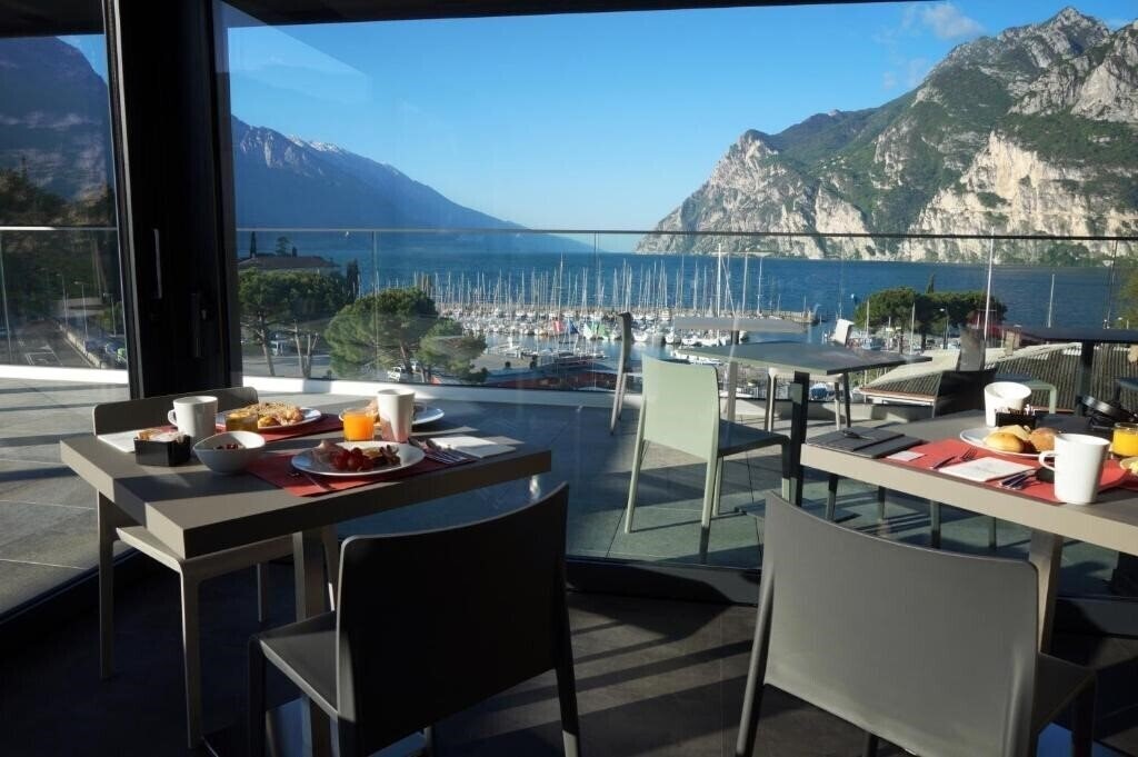 Готель Hotel Riviera (Riva del Garda) 3*