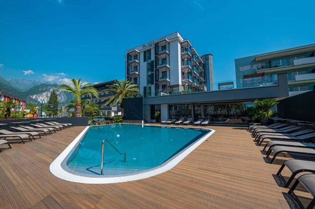 Готель Lake Front Hotel Mirage 4*