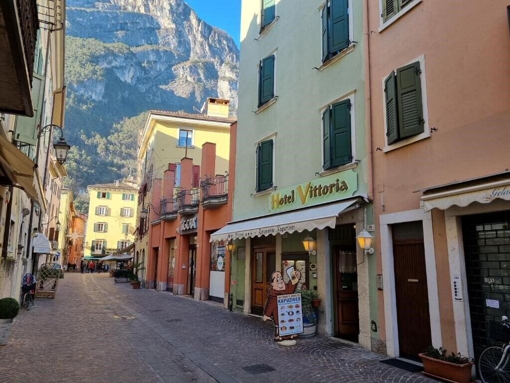 Готель Vittoria (Riva del Garda) 3*