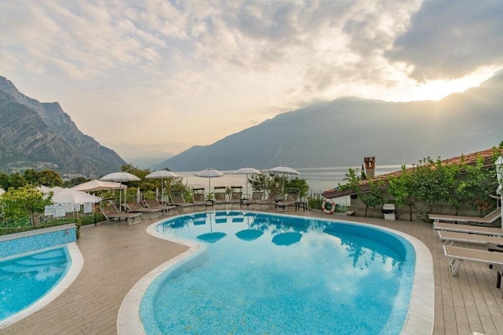 Готель Garda Suite Hotel (Limone) 4*