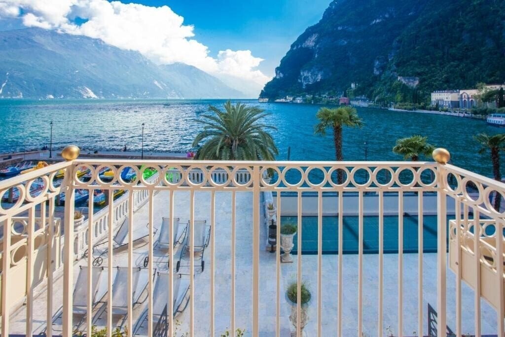 Готель Bellavista Lakefront Hotel & Apartments 3*