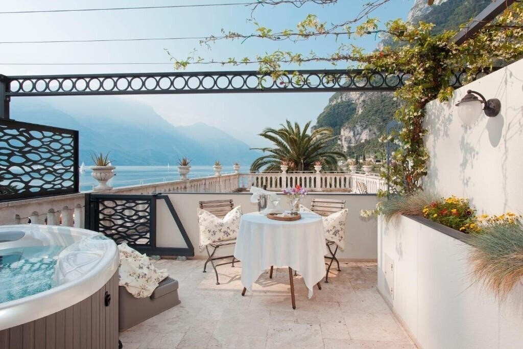 Фото Bellavista Lakefront Hotel & Apartments 3*