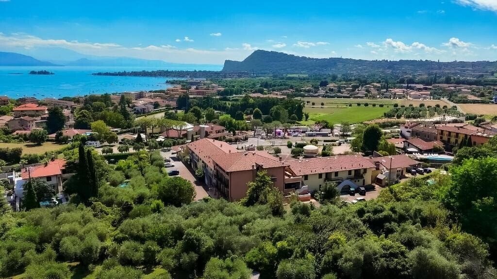 Отель Donna Silvia (Manerba del Garda) 4*