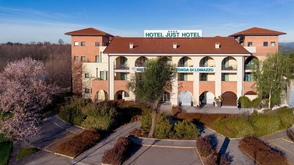 Отель Just Hotel Lomazzo Fiera 4*
