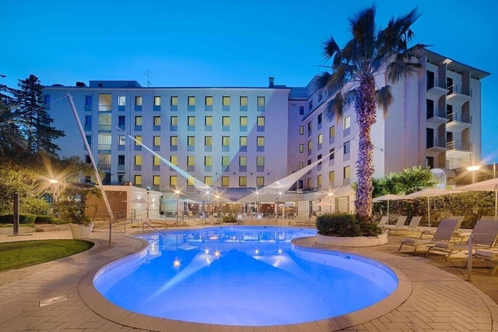 Отель NH Palermo 4*