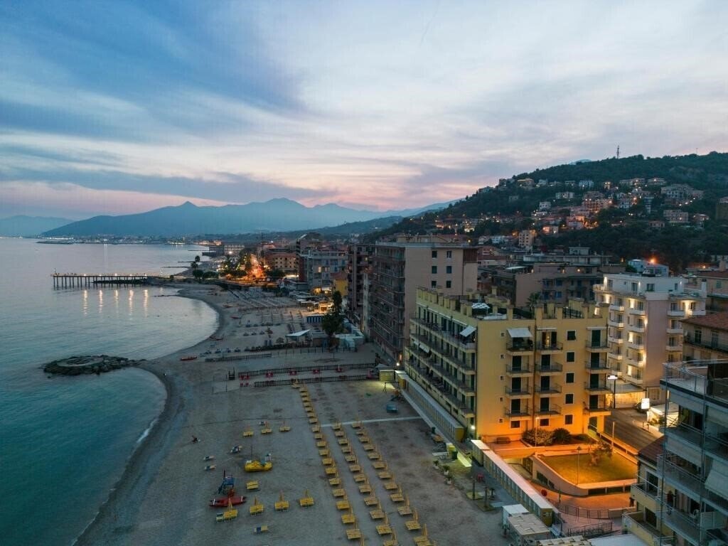 Готель Hotel Continental Pietra Ligure 3*