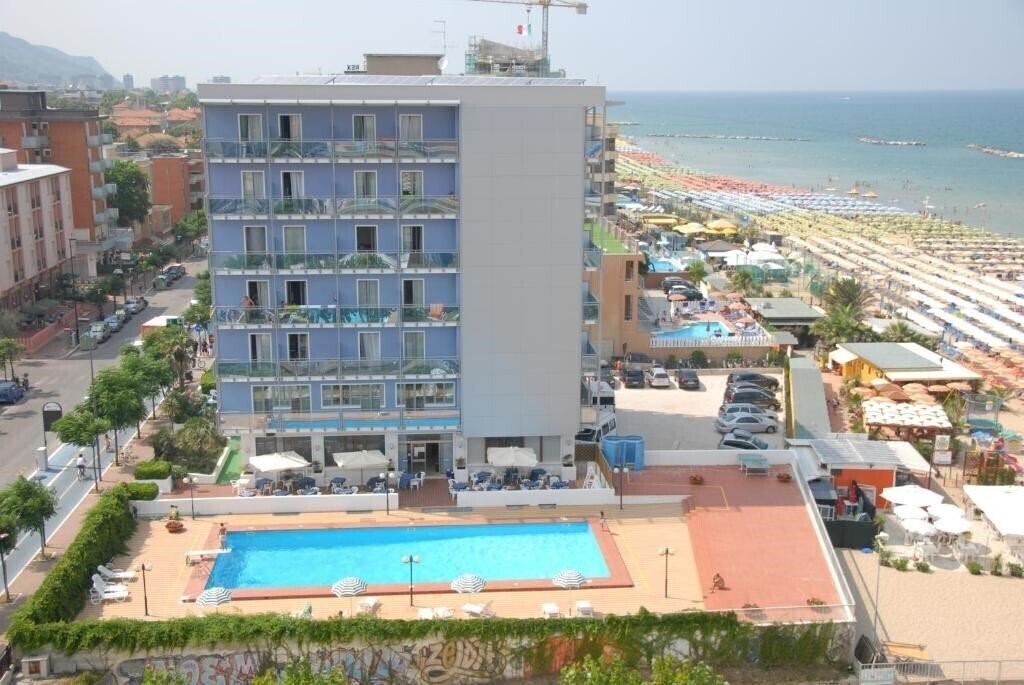 Готель Majestic Hotel 3*