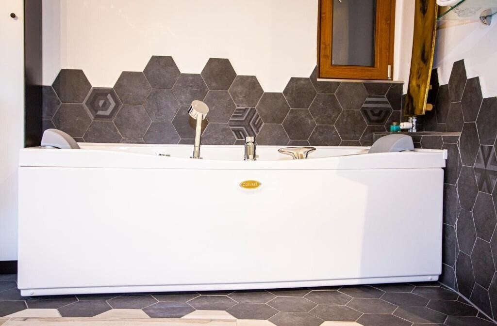 Картинка Suite Black and Wite 3*