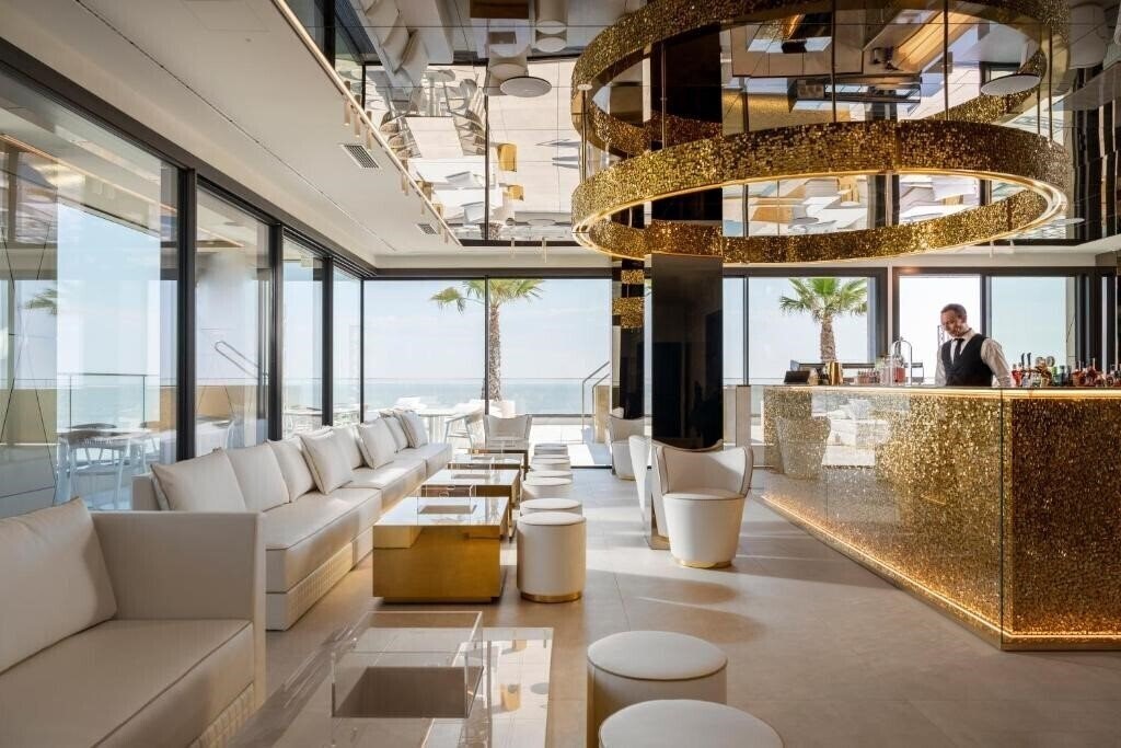 Готель The Promenade Luxury Wellness Hotel 5*