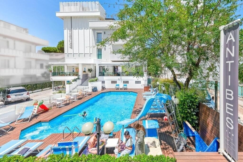 Готель Antibes Family Hotel 3*