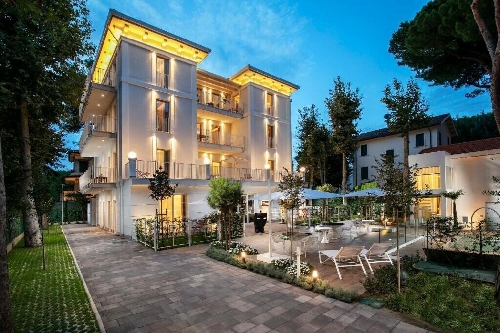 Отель Residence Elegance Riccione 4*