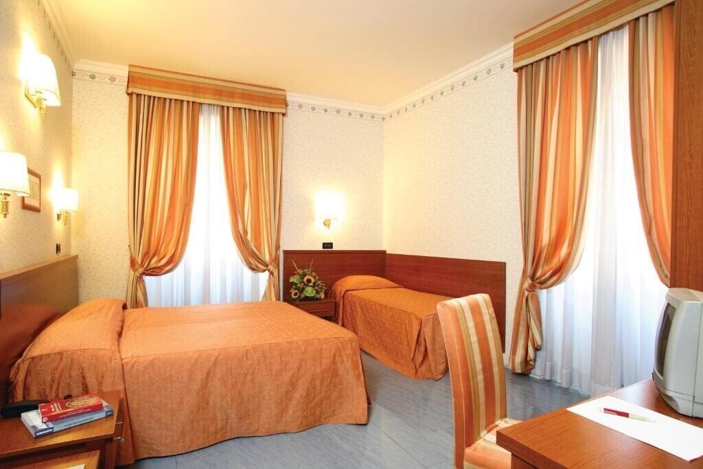 Отель Dina 3*