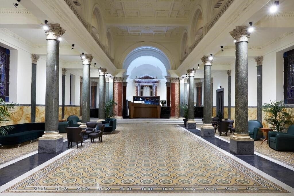 Готель Hotel The Building 4*