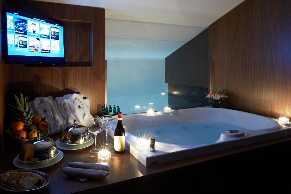 Фото Hotel The Building 4*