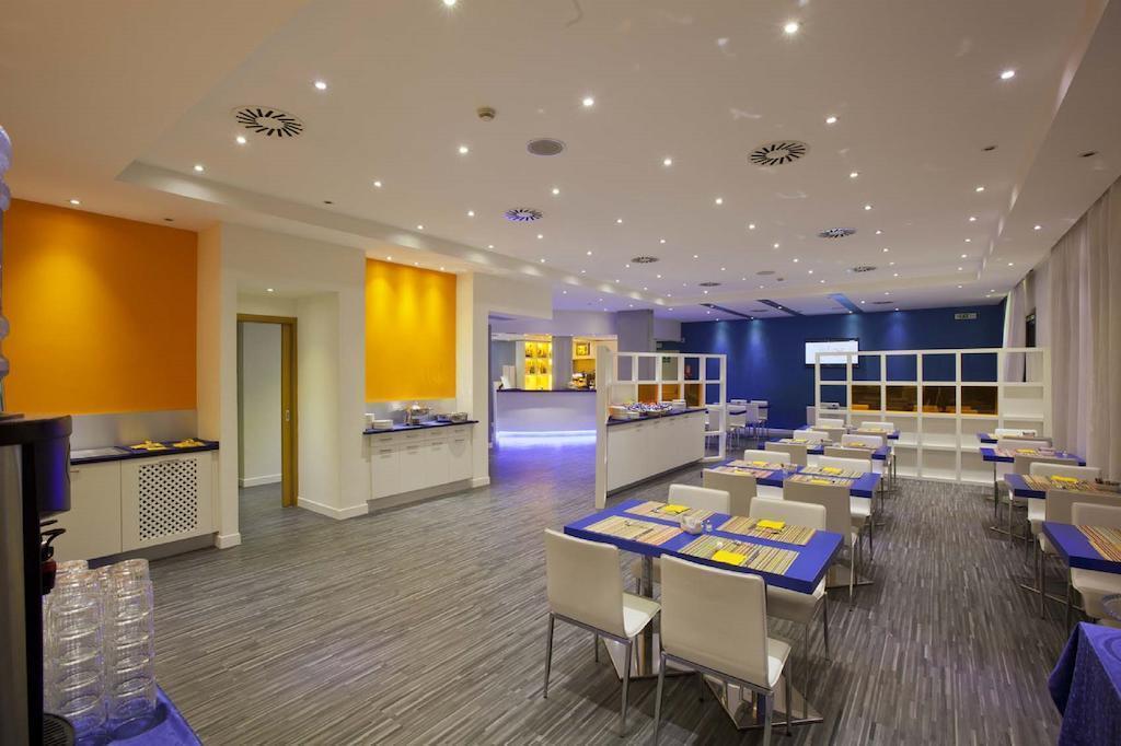 Фотографія Holiday Inn Express Rome East 4*